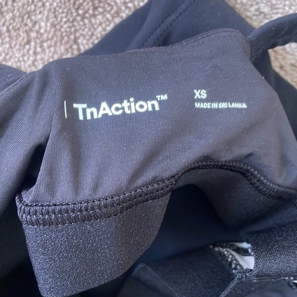 Aritzia TNA athletic crop top with bra inside. Black size xs - Picture 3 of 4